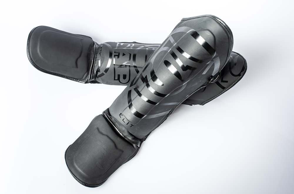 G-Form Pro-S Elite 2 Scheenbeschermers voor Voetbal, Zwart/Zilver, Volwassen Groot G-Form Pro-S Elite 2 Scheenbeschermers voor Voetbal, Zwart/Zilver, Volwassen Groot